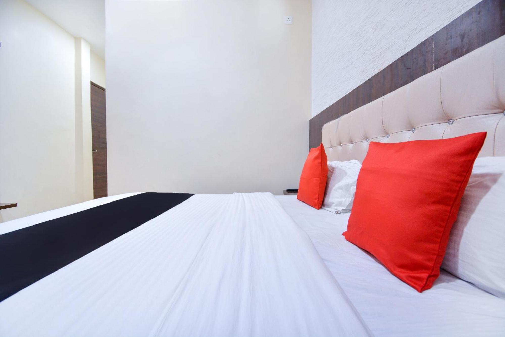Capital O Moments Inn Амритсар Экстерьер фото