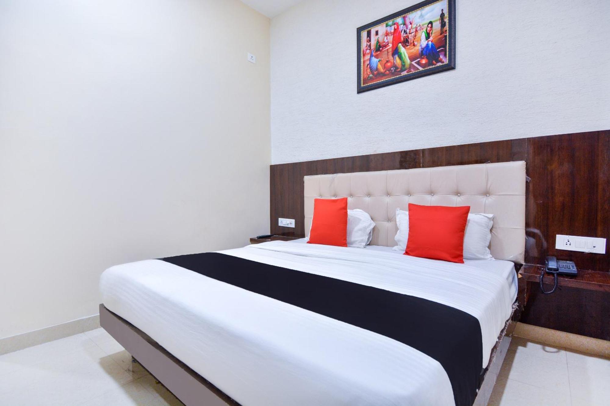 Capital O Moments Inn Амритсар Экстерьер фото