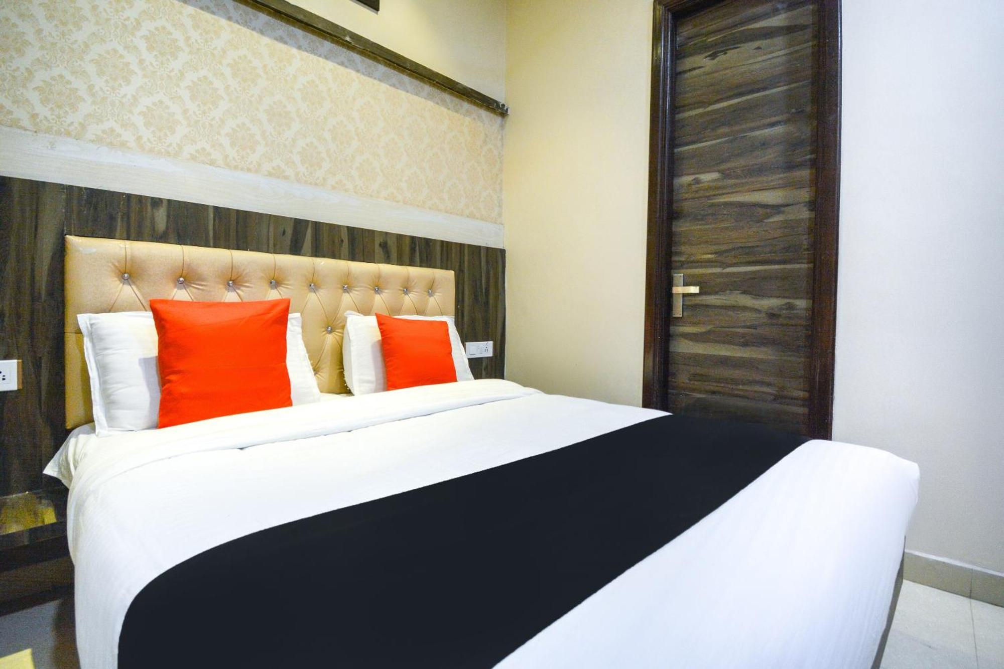 Capital O Moments Inn Амритсар Экстерьер фото