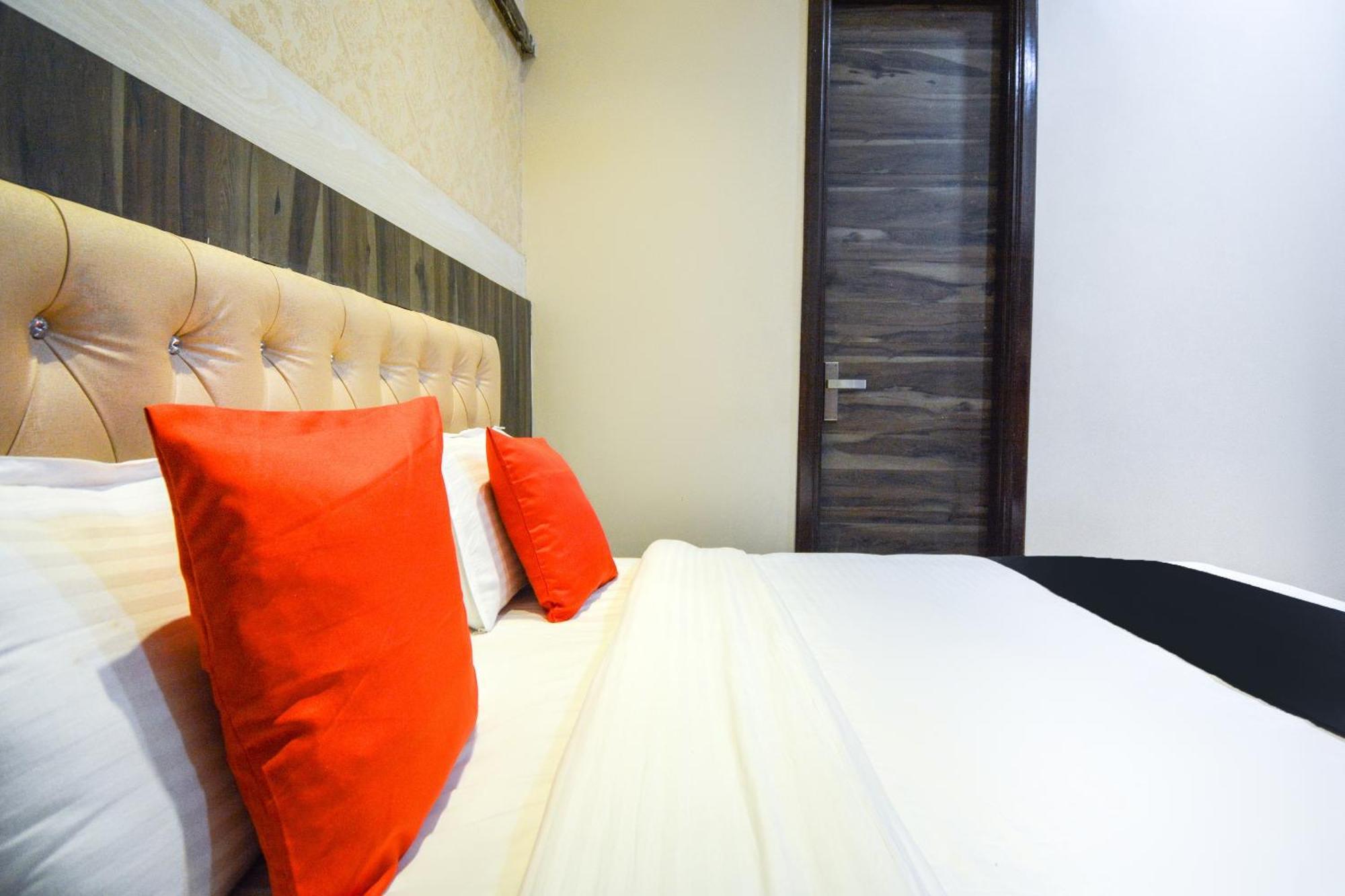 Capital O Moments Inn Амритсар Экстерьер фото