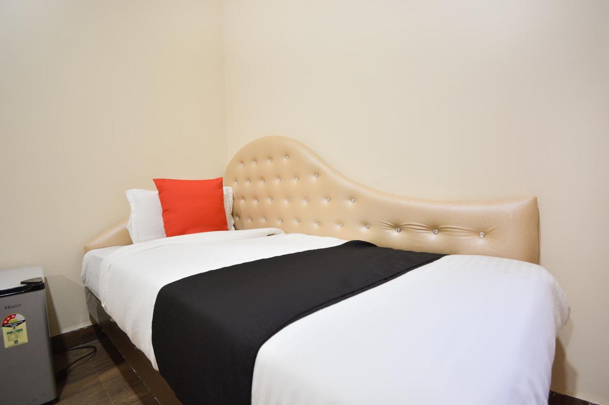 Capital O Moments Inn Амритсар Экстерьер фото