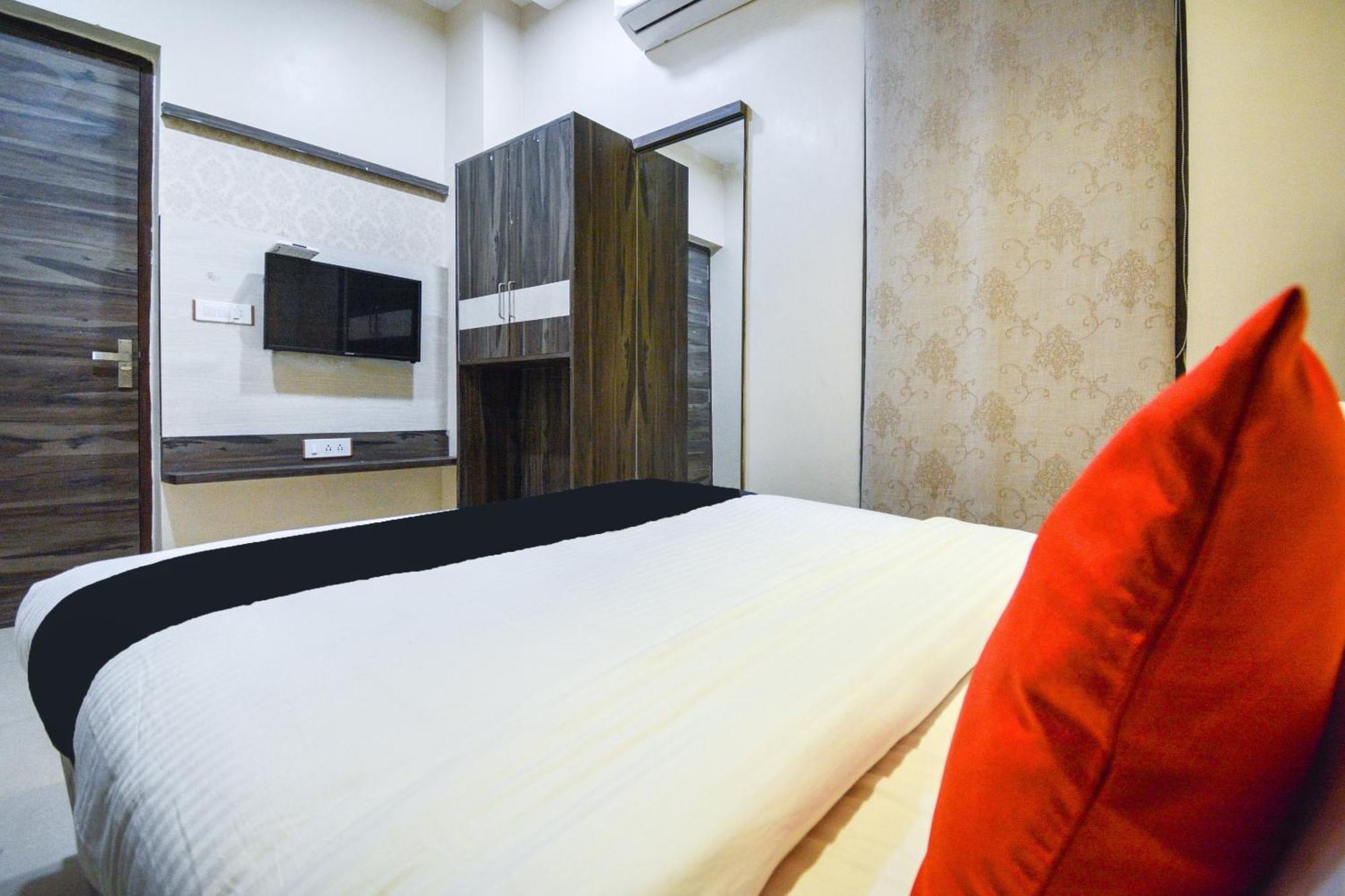 Capital O Moments Inn Амритсар Экстерьер фото