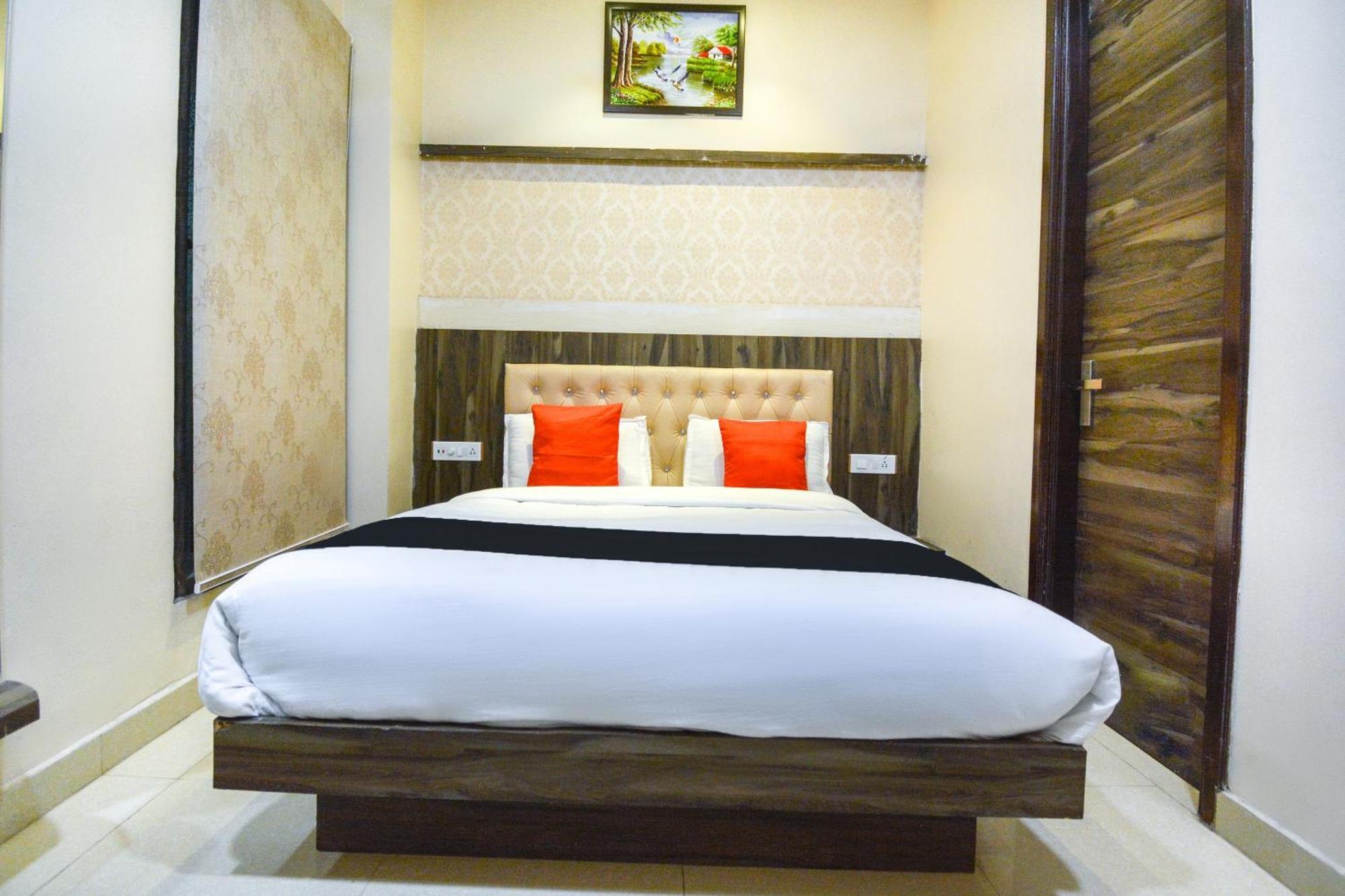 Capital O Moments Inn Амритсар Экстерьер фото